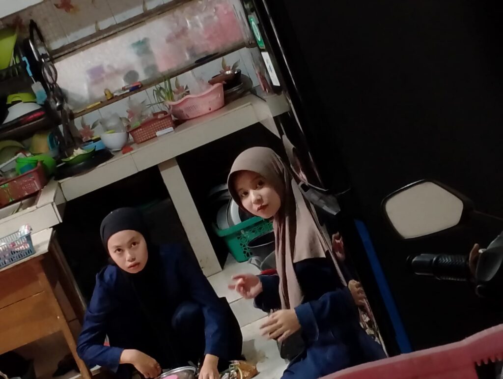 Kebersamaan Guru SMP/SMK IT Al-Hawari Setelah Kegiatan Sekolah